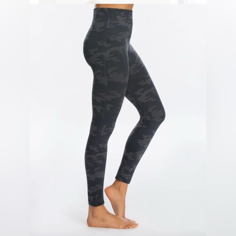 Spanx Look at Me Now Seamless Leggings in Black Camo - Size Medium